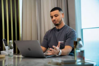 Pourquoi Mohamed Bdj préfère expliquer plutôt que montrer
