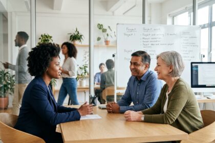 Entretien d'embauche inclusif entre une candidate et deux recruteurs bienveillants dans un bureau moderne