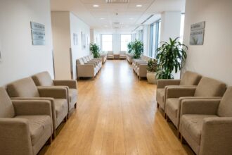 Fauteuils d'attente bien positionnés le long d'un couloir hospitalier pour faciliter la circulation des visiteurs
