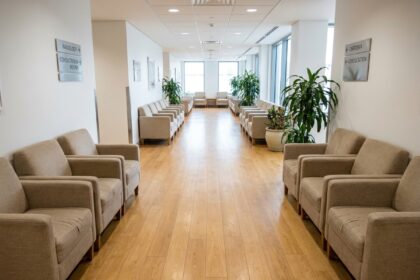 Fauteuils d'attente bien positionnés le long d'un couloir hospitalier pour faciliter la circulation des visiteurs