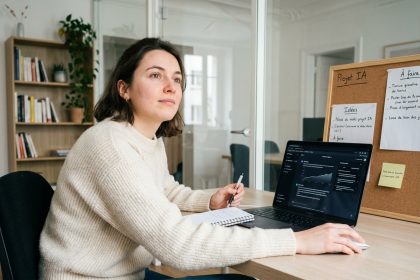 Jeune femme française travaillant sur un ordinateur dans un bureau moderne